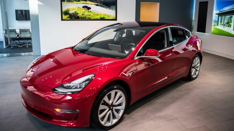 Tesla Model 3 i Sverige skapar långa köer